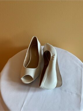 Naturalizer Leather Contrast Wedge White Peep-Toe Size 8.5M